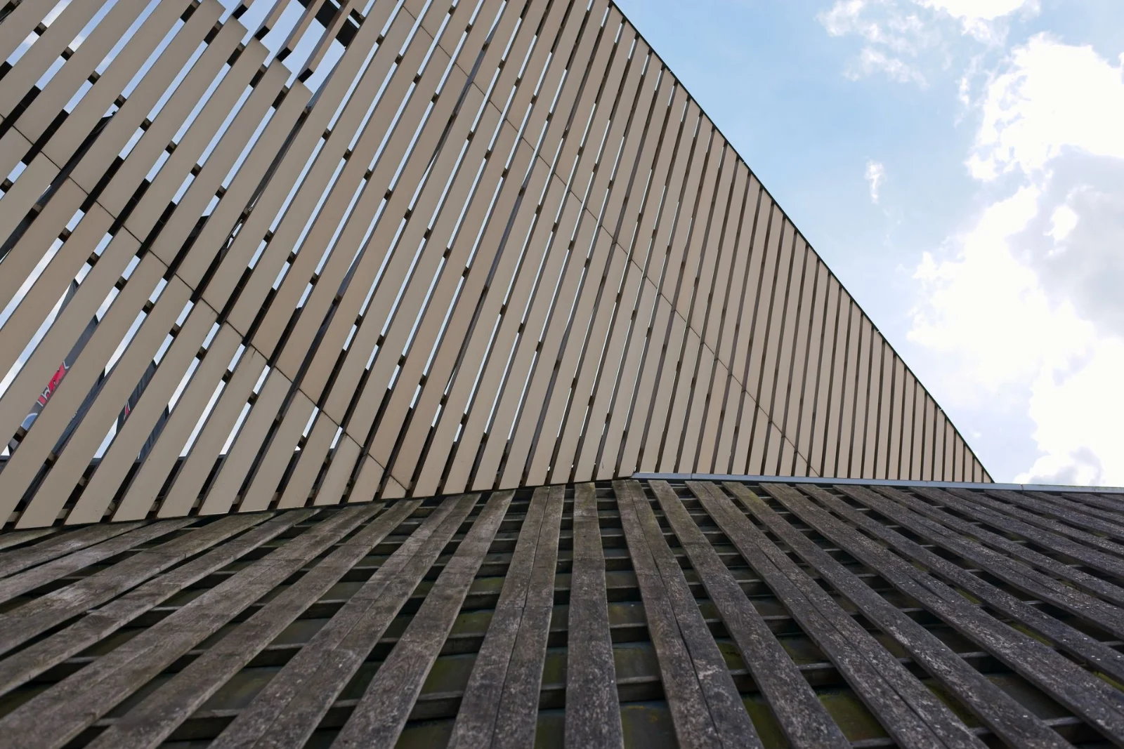Bardage bois vertical d'une façade ventilée